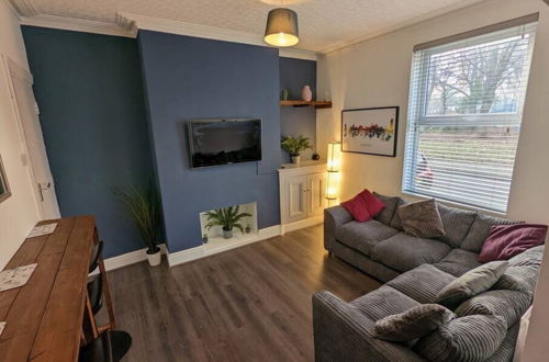 Photo 8 - Warm & Calming 3BD Holiday Home - Salford