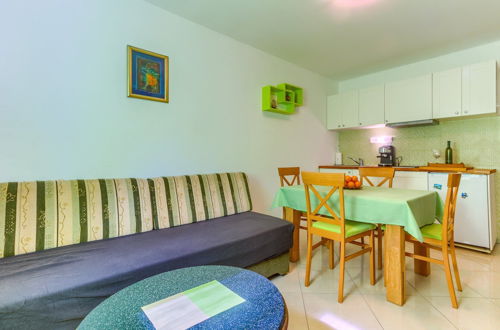 Photo 14 - 2-bdr apt With Shared Garden, 3 min Walk to Beach