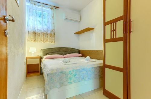 Photo 6 - 2-bdr apt With Shared Garden, 3 min Walk to Beach