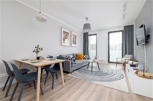 Foto 11 - Subtle Grey Apartment by Renters