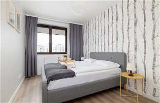 Foto 3 - Subtle Grey Apartment by Renters