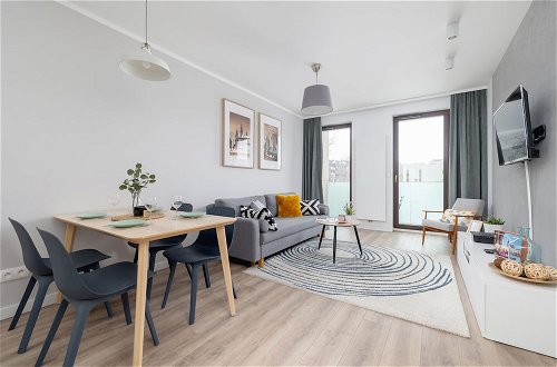 Foto 12 - Subtle Grey Apartment by Renters