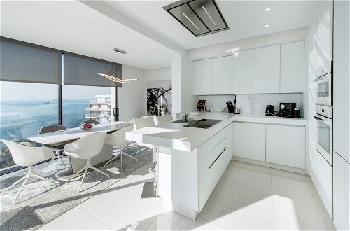 Photo 2 - Aria Seafront apt with White Tower view