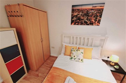 Photo 9 - Deluxe 2-bed Apartment Near Shoreditch