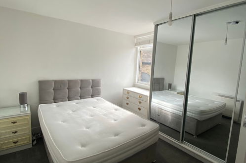 Photo 3 - Remarkable 1-bed Apartment in Putney Village