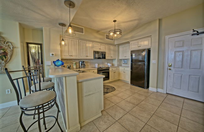 Luxurious High-Rise Condo with Direct Beach Access & Beachside Pool - Unit 2105 by RedAwning - Foto 11