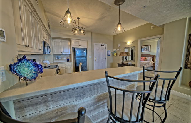 Luxurious High-Rise Condo with Direct Beach Access & Beachside Pool - Unit 2105 by RedAwning - Foto 12