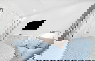 Foto 3 - Newly Designed Custom Seaside Home with 6 Bedrooms + Next to Adult Pool/Fitness Center 6 Home by RedAwning