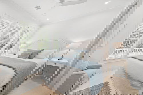 Foto 2 - Newly Designed Custom Seaside Home with 6 Bedrooms + Next to Adult Pool/Fitness Center 6 Home by RedAwning