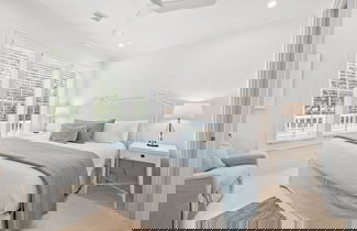 Foto 2 - Newly Designed Custom Seaside Home with 6 Bedrooms + Next to Adult Pool/Fitness Center 6 Home by RedAwning