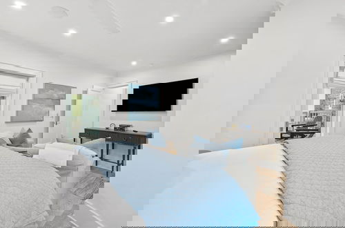 Foto 8 - Newly Designed Custom Seaside Home with 6 Bedrooms + Next to Adult Pool/Fitness Center 6 Home by RedAwning