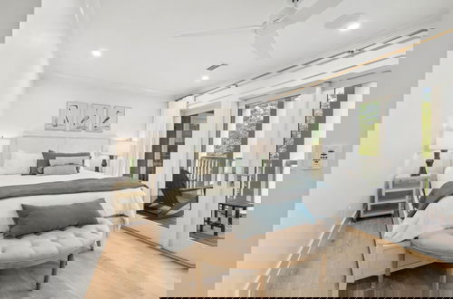 Foto 6 - Newly Designed Custom Seaside Home with 6 Bedrooms + Next to Adult Pool/Fitness Center 6 Home by RedAwning