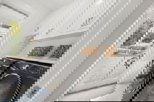 Foto 34 - Newly Designed Custom Seaside Home with 6 Bedrooms + Next to Adult Pool/Fitness Center 6 Home by RedAwning
