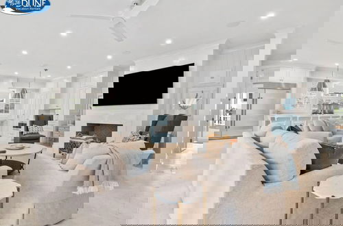 Foto 1 - Newly Designed Custom Seaside Home with 6 Bedrooms + Next to Adult Pool/Fitness Center 6 Home by RedAwning