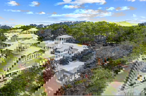 Foto 43 - Newly Designed Custom Seaside Home with 6 Bedrooms + Next to Adult Pool/Fitness Center 6 Home by RedAwning