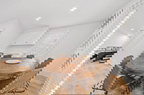 Foto 32 - Newly Designed Custom Seaside Home with 6 Bedrooms + Next to Adult Pool/Fitness Center 6 Home by RedAwning