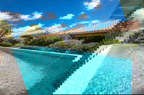 Foto 2 - Charming 2BR Apt With Tropical Garden Pool