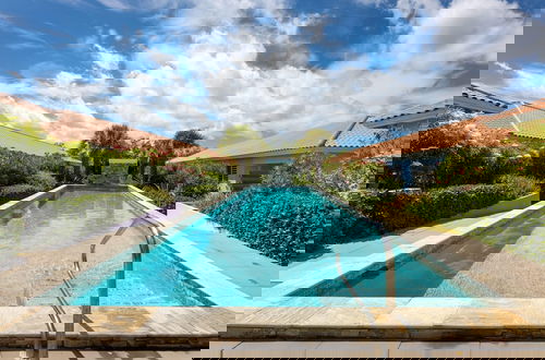 Foto 1 - Charming 2BR Apt With Tropical Garden Pool