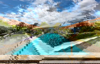 Foto 1 - Charming 2BR Apt With Tropical Garden Pool
