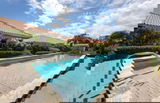 Foto 3 - Charming 2BR Apt With Tropical Garden Pool
