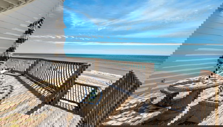 Foto 1 - Gulf Front: Steps to Beach ~ Minutes to Rosemary ~ Free Beach Setup!