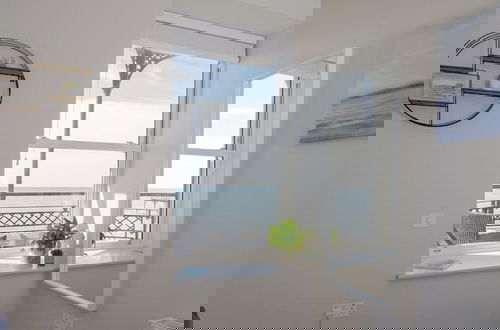 Foto 1 - Panoramic sea Views in Beachfront apt w Balcony