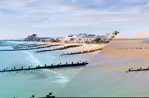 Foto 19 - Panoramic sea Views in Beachfront apt w Balcony