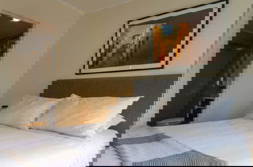 Foto 2 - w Great 1BR With Balcony in Luxurious Building