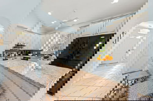 Foto 14 - Neapolitan - Newly Renovated 3-BR Luxury Home with Private Pool. Enjoy a Fully Equipped Kitchen and Free Wi-Fi
