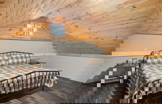 Foto 2 - Majestic Valley Retreat 2 Bedroom Cabin by RedAwning