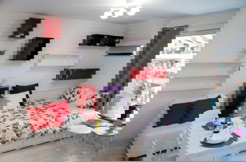 Photo 5 - Colorful Studio With Balcony - Free Parking