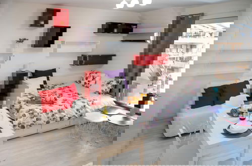 Photo 10 - Colorful Studio With Balcony - Free Parking