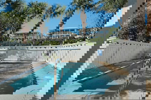 Foto 30 - Steps to the Beach + Private Pool & Free Beach Set Up