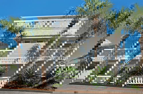 Foto 56 - Steps to the Beach + Private Pool & Free Beach Set Up
