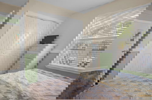 Foto 7 - Steps to the Beach + Private Pool & Free Beach Set Up