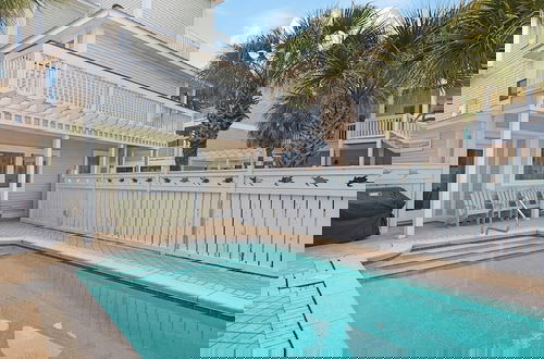 Foto 31 - Steps to the Beach + Private Pool & Free Beach Set Up