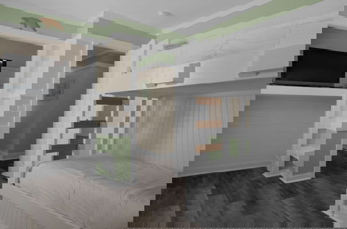 Foto 3 - Steps to the Beach + Private Pool & Free Beach Set Up