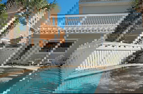 Foto 34 - Steps to the Beach + Private Pool & Free Beach Set Up