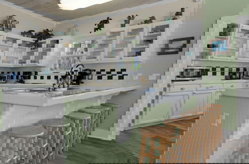 Foto 18 - Steps to the Beach + Private Pool & Free Beach Set Up