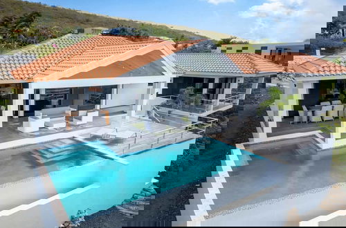 Foto 2 - Modern Vibrant Villa With Terrace Private Pool