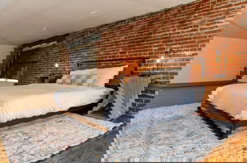 Foto 10 - Stunning 2 BR Loft Smack in the Heart of Downtown