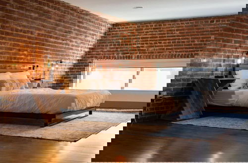 Foto 1 - Stunning 2 BR Loft Smack in the Heart of Downtown