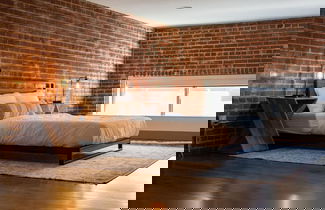 Foto 1 - Stunning 2 BR Loft Smack in the Heart of Downtown