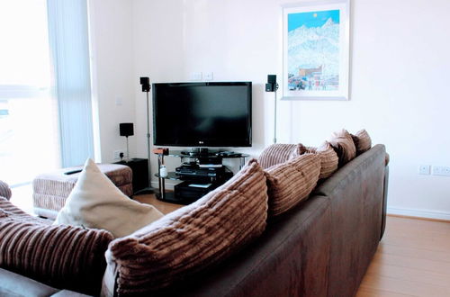 Photo 13 - Modern Apartment in Edinburgh