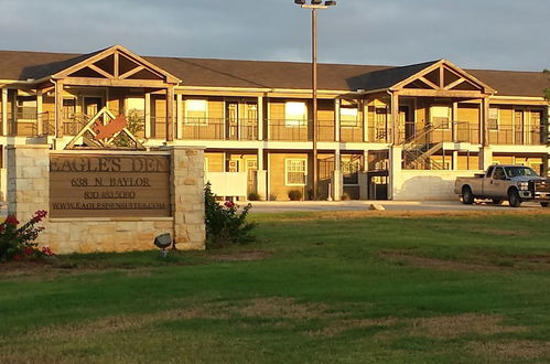 Photo 26 - Eagle's Den Suites Cotulla a Travelodge by Wyndham