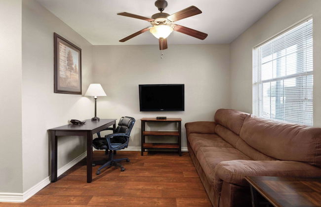 Eagle's Den Suites Cotulla a Travelodge by Wyndham - Foto 19