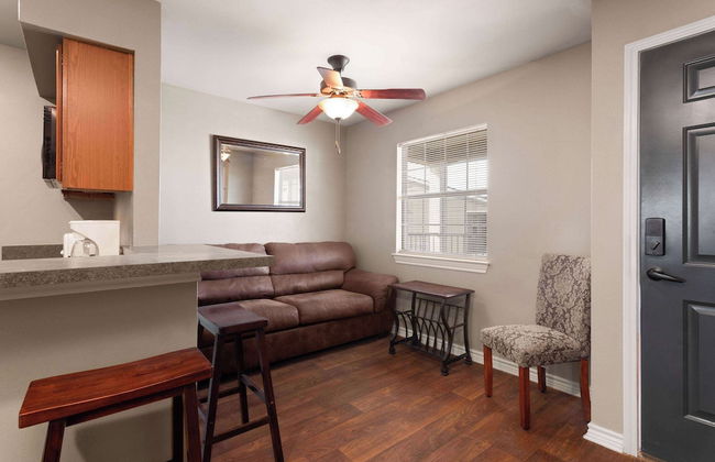 Eagle's Den Suites Cotulla a Travelodge by Wyndham - Foto 18