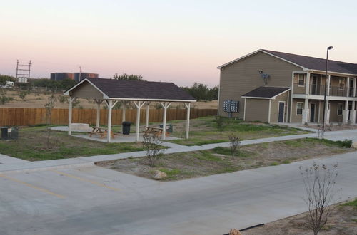 Photo 24 - Eagle's Den Suites Cotulla a Travelodge by Wyndham