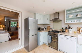 Photo 2 - Delightful 2-bed Home, Fulham