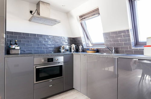 Photo 13 - Stylish Fulham 2bed Loft Flat, 5 min From Tube